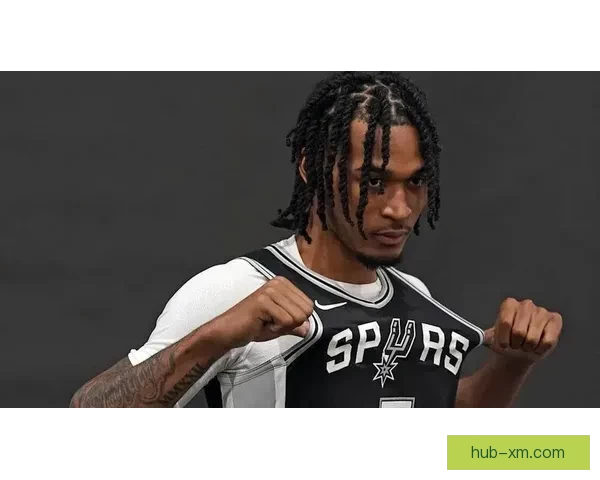 全队起立为卡斯尔庆祝三双创纪录邓肯19年历史比肩文班赞其本就优秀